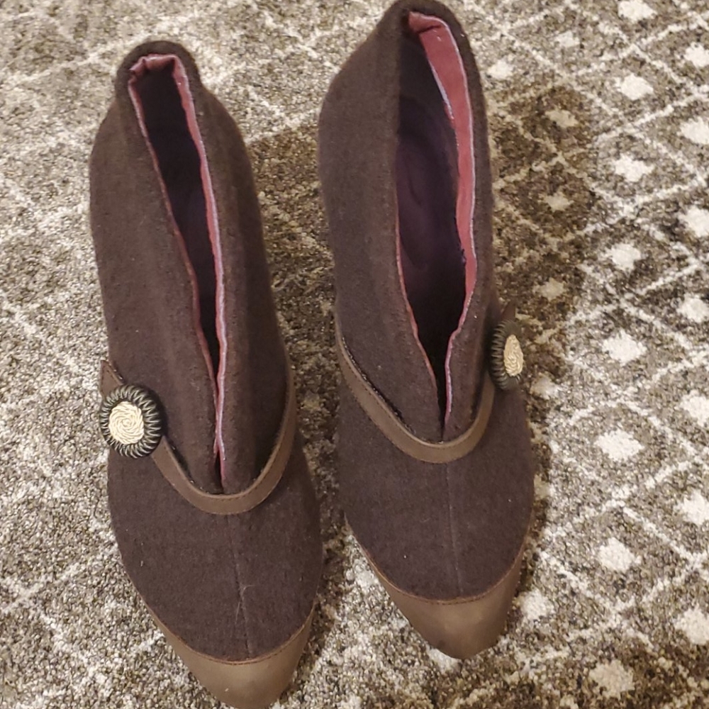 Poetic license sz 38.5 open for business